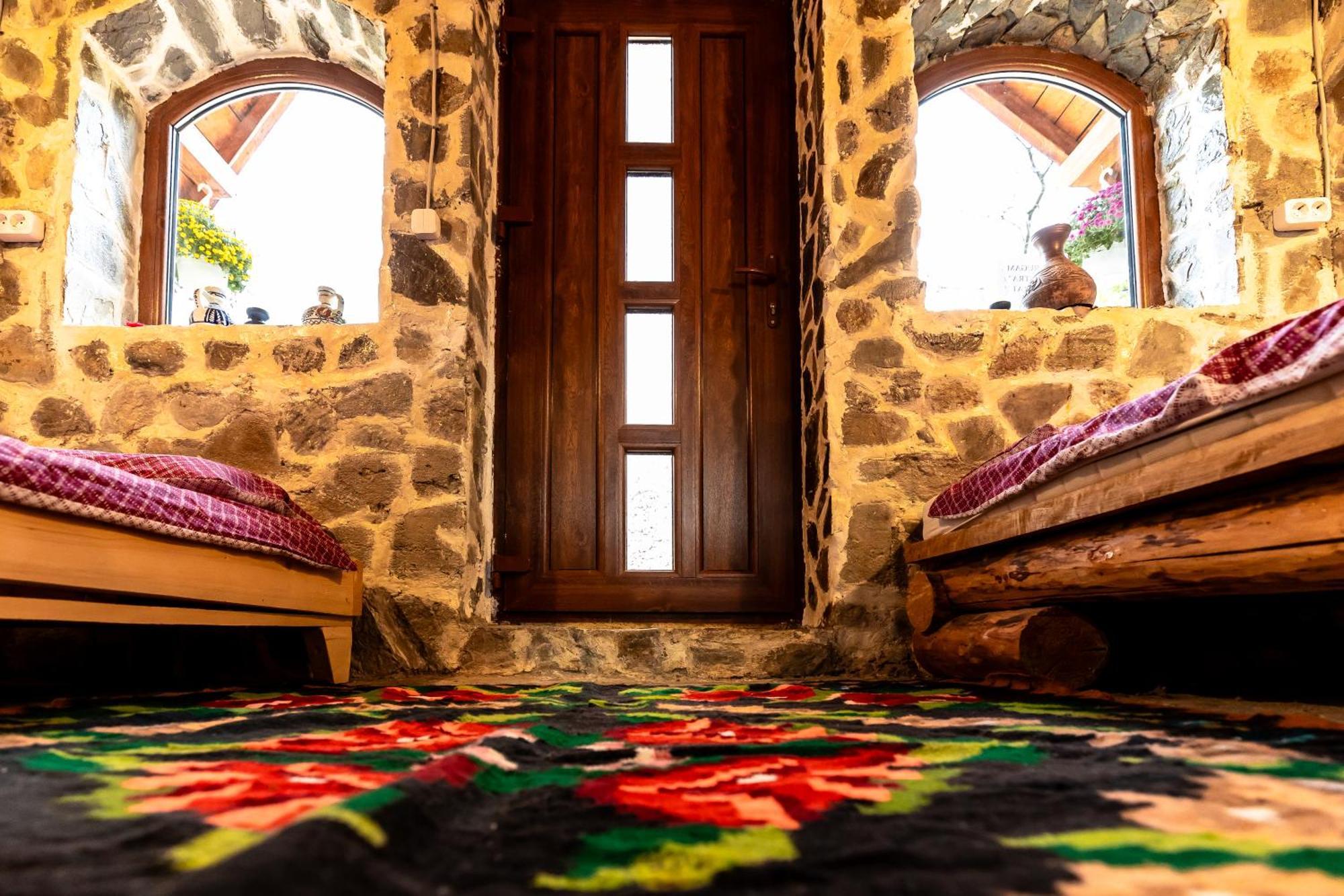 Villa Catunu' Lui Emil à Carbunesti Extérieur photo
